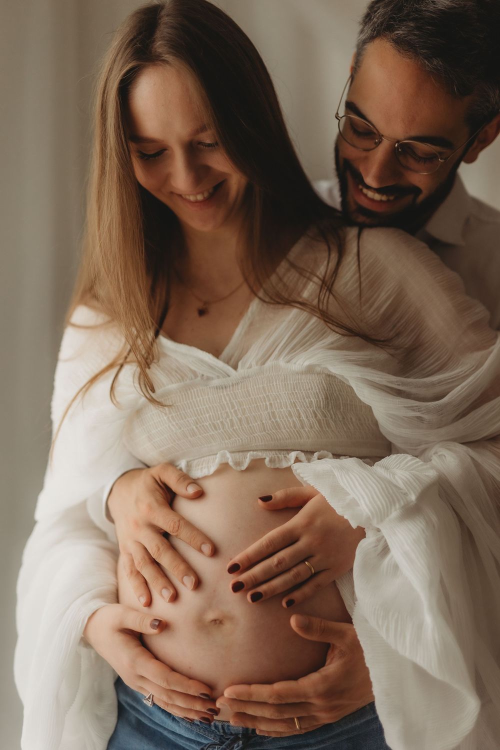 Pregnancy photoshoot in cozy home studio Vilvoorde near Brussels