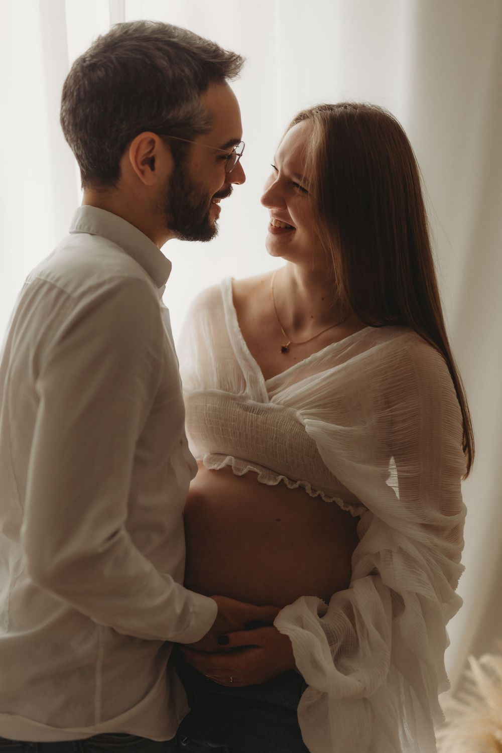 Pregnancy photoshoot in cozy home studio Vilvoorde near Brussels