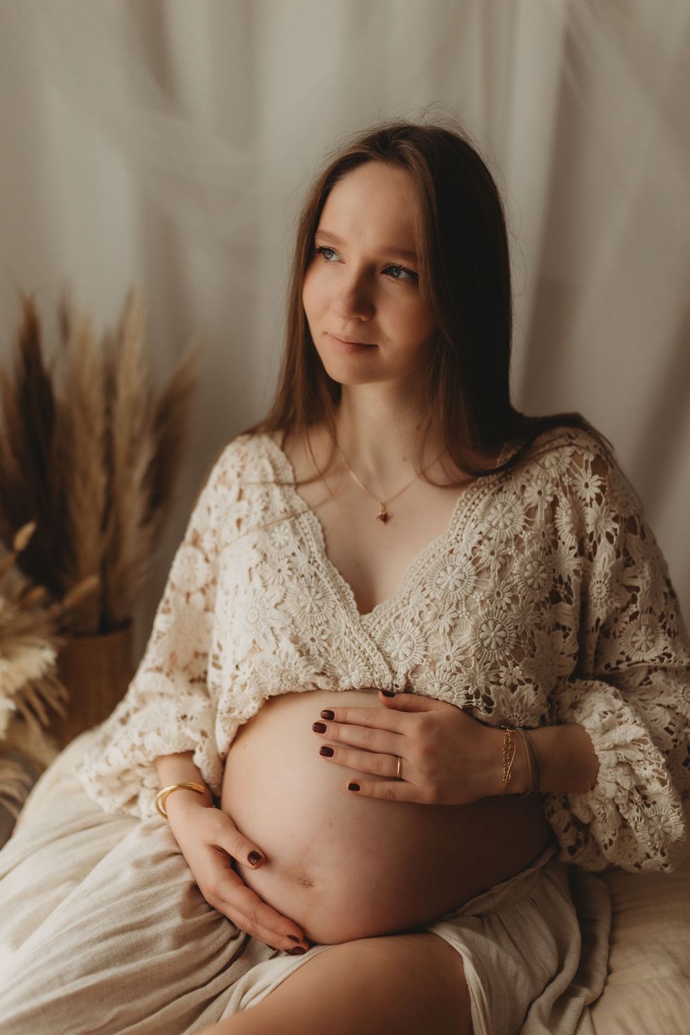 Elegant maternity photoshoot in natural light studio Vilvoorde near Brussels