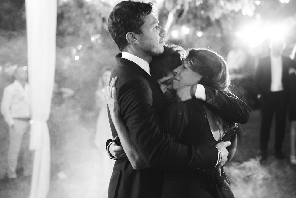 the embrace between the groom, his brother and his mother during the wedding at the locanda del cavaliere