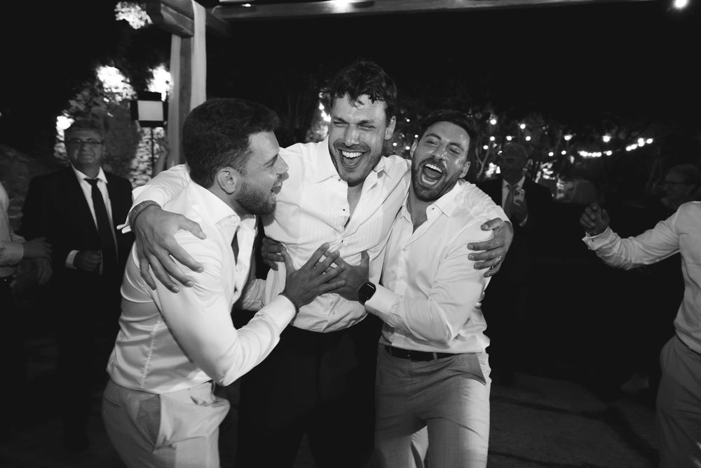 the groom is having fun with his friends at the locanda del cavaliere