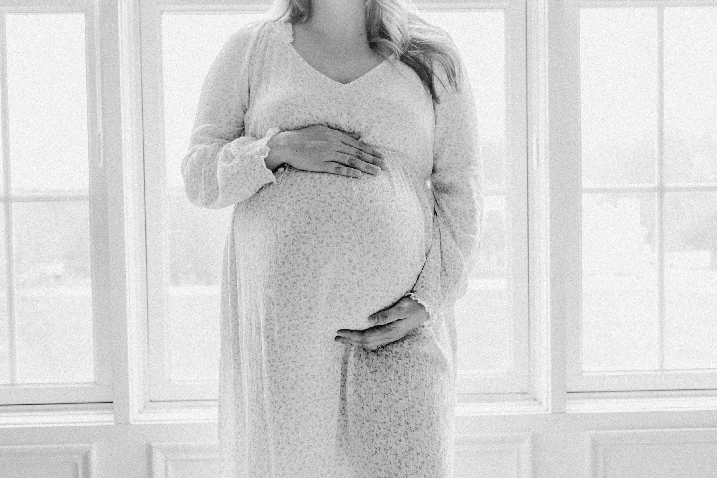 in home maternity photo taken by a zanesville ohio maternity photographer