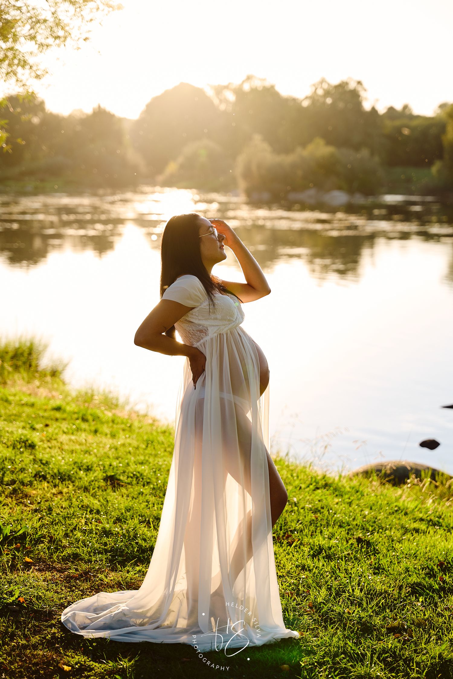 Foto de Sessão de Gravidez, mãe com vestido branco no por de sol