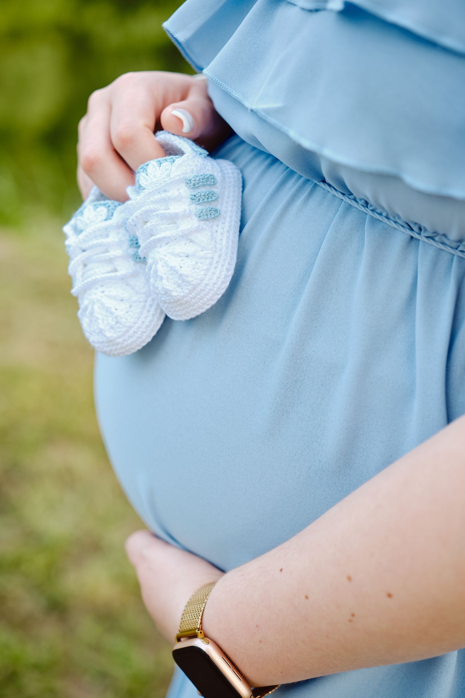 Sessão de Gravidez, sapatilhas do bebe em cima da barriga