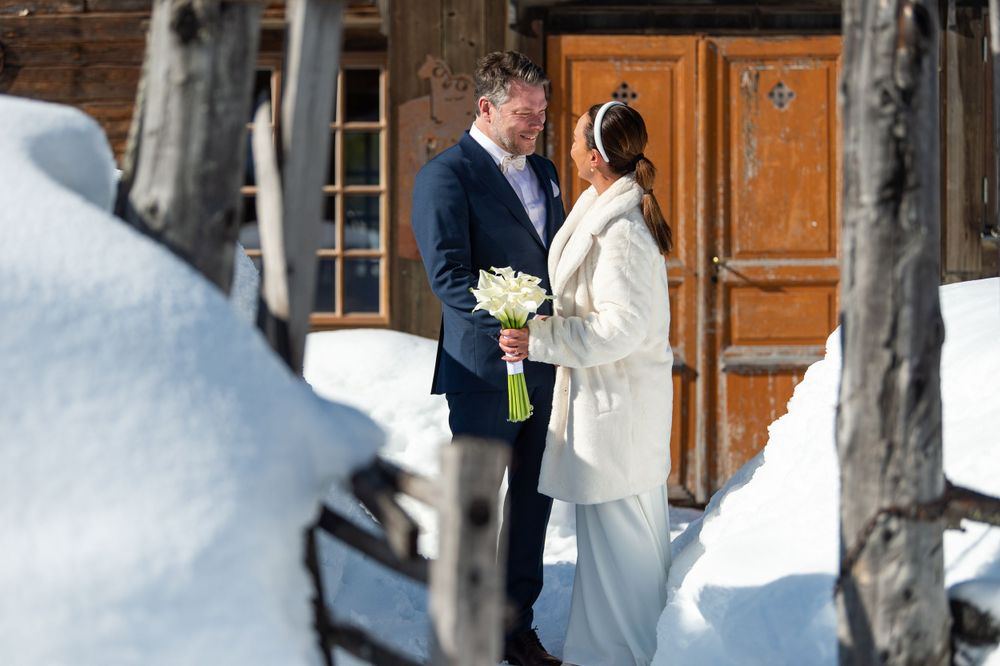 Brudpar vid fäbod på vintern