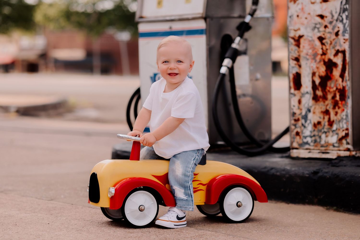1 year old session in Lonoke, Arkansas....with a Little Rascals twist.

Family themed photo session