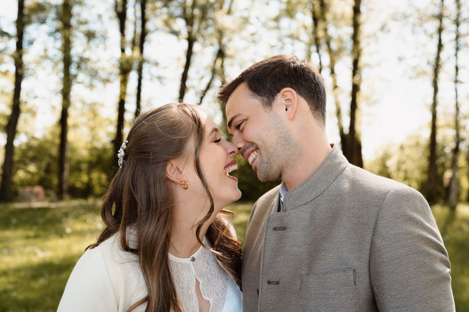 Romantisches hochzeitspaarporträt in natürlicher Umgebung, Ehemänner, Männer