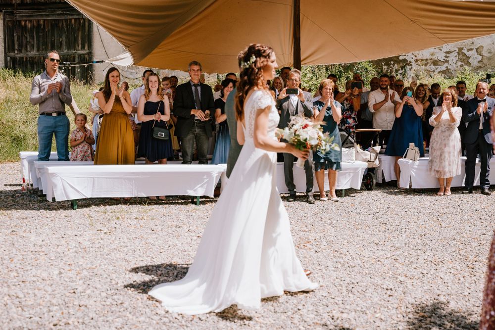 Einzug auf der Hochzeit in Bayern, Gäste applaudierend Outdoor unter einem Zelt