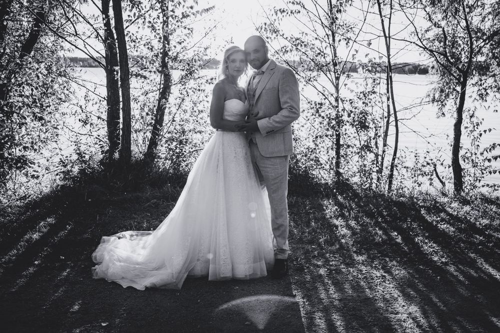Schwarzweiß: Brautpaar im Wald am Ufer, After-Wedding-Shooting am Steinberger See (Oberpfalz).