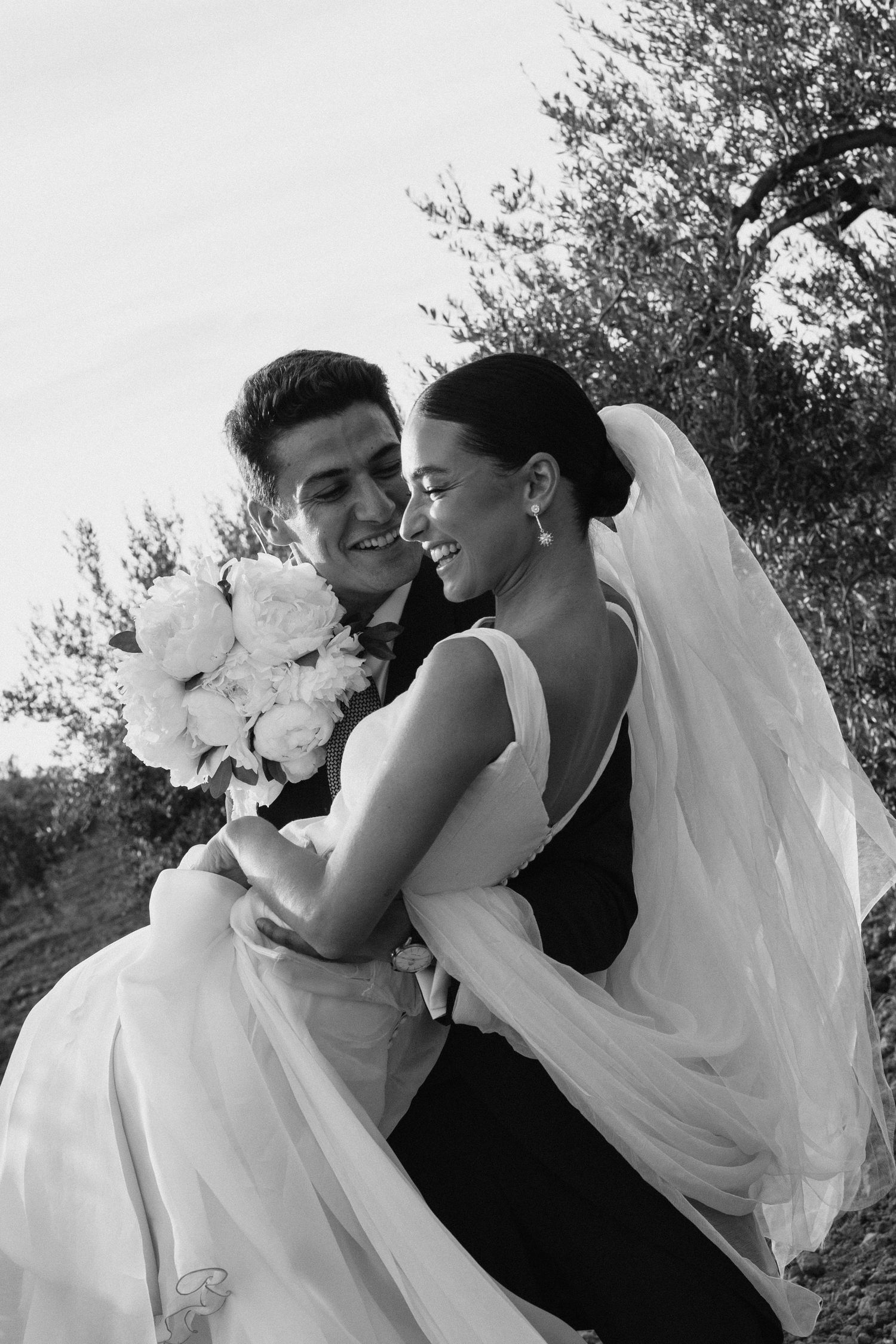 Novia abrazando a su mejor amiga