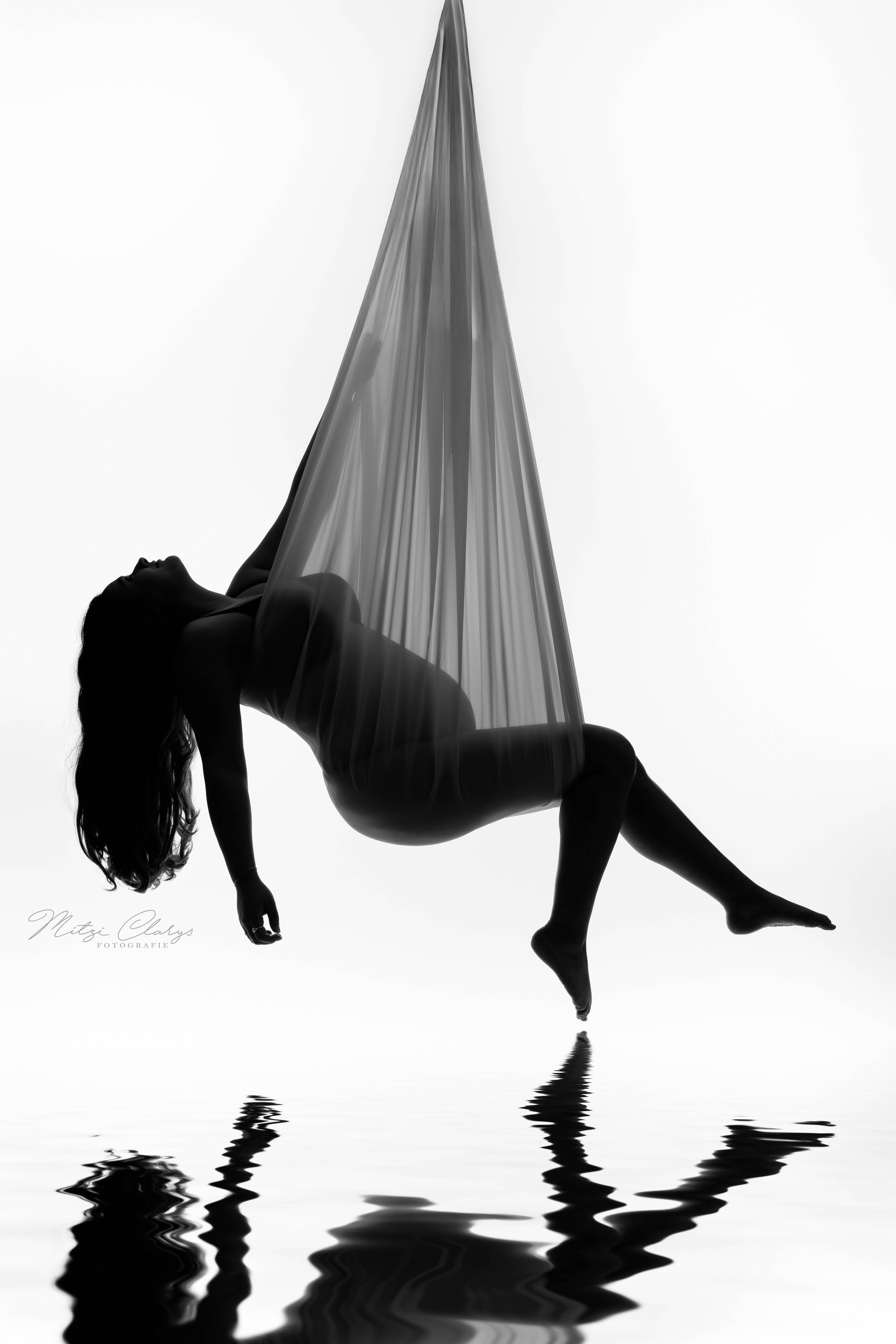 Zwangere vrouw hangend in doek tijdens fotoshoot in studio Goes, Zeeland