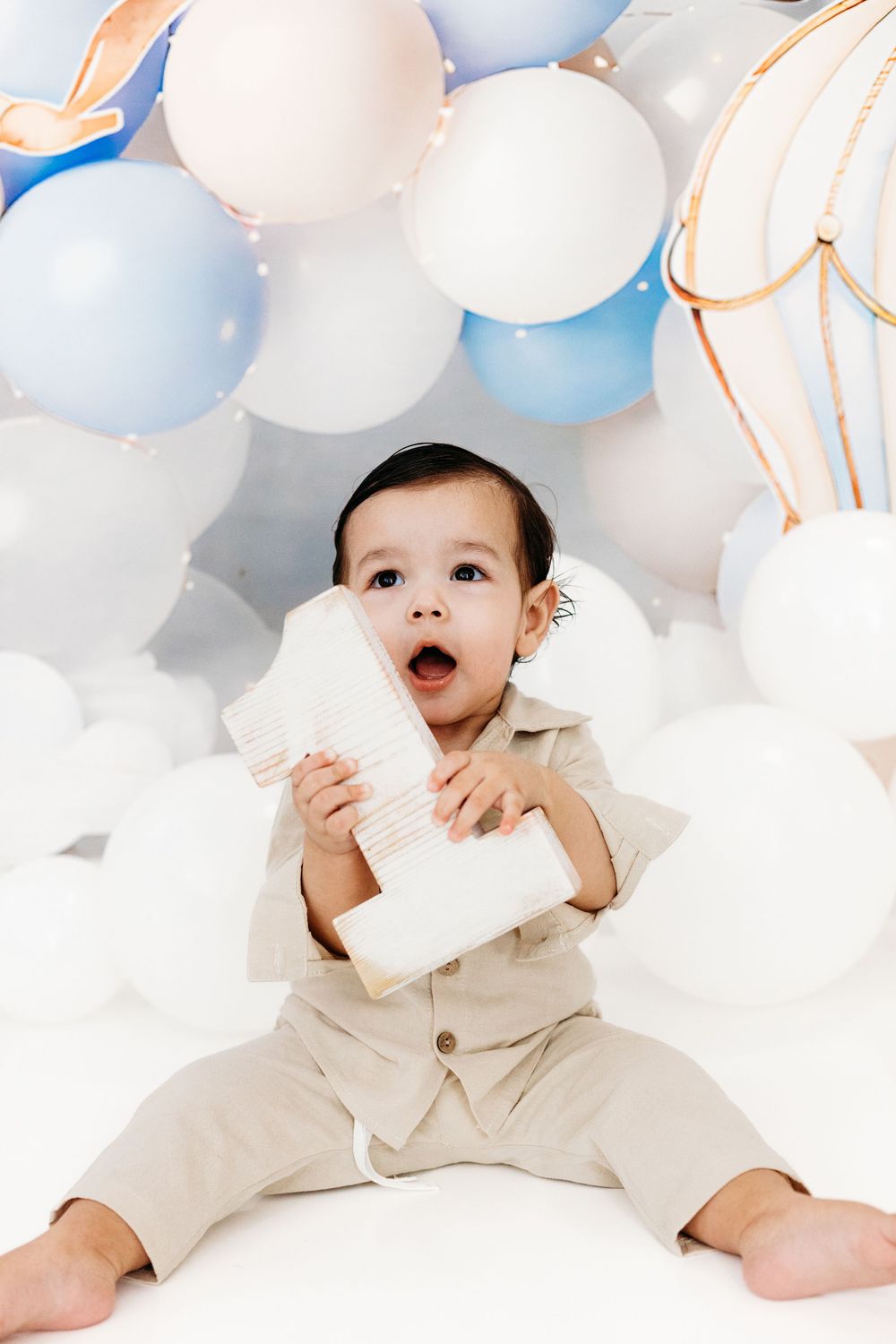 Minimal cake smash with neutral decorations.