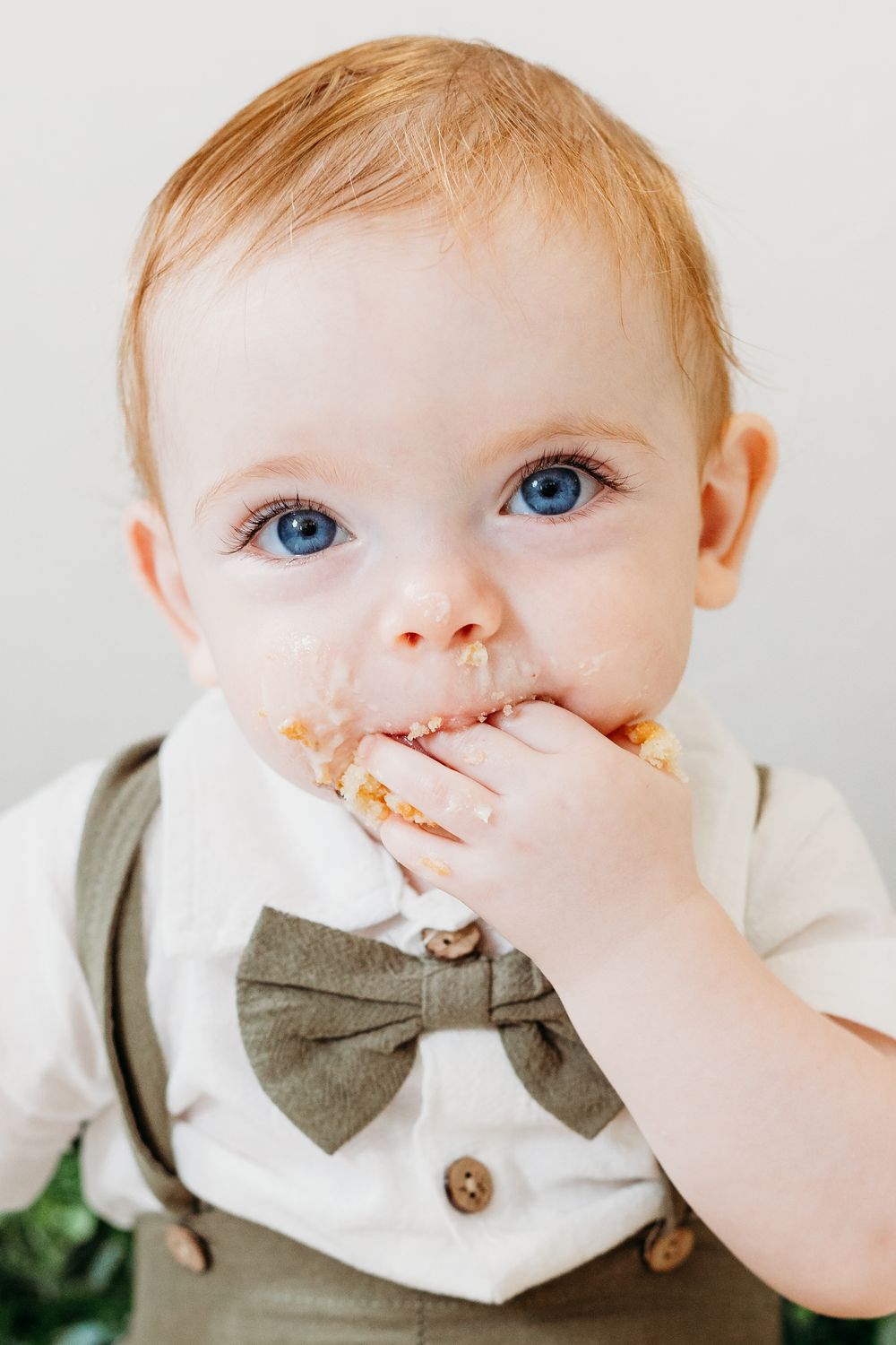 Mapperley cake smash session with baby celebrating first birthday, soft neutral tones for natural Nottingham portraits.