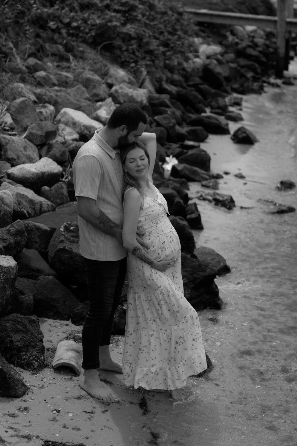 md maternity photographer, maternity photoshoot, va maternity photographer, beach maternity inspo, intimate maternity photographer
