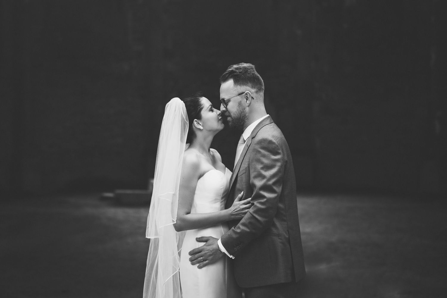 huwelijksfotografie - portret van koppel in het bos