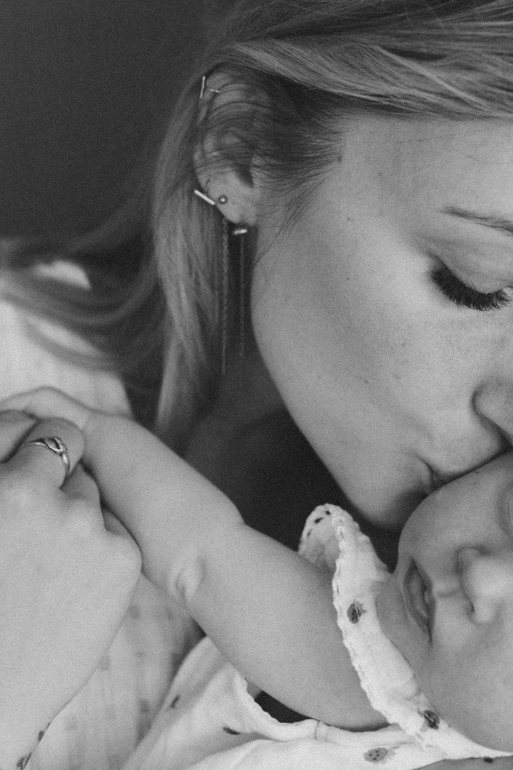 Lifestyle newborn photography at home with soft light and a warm atmosphere