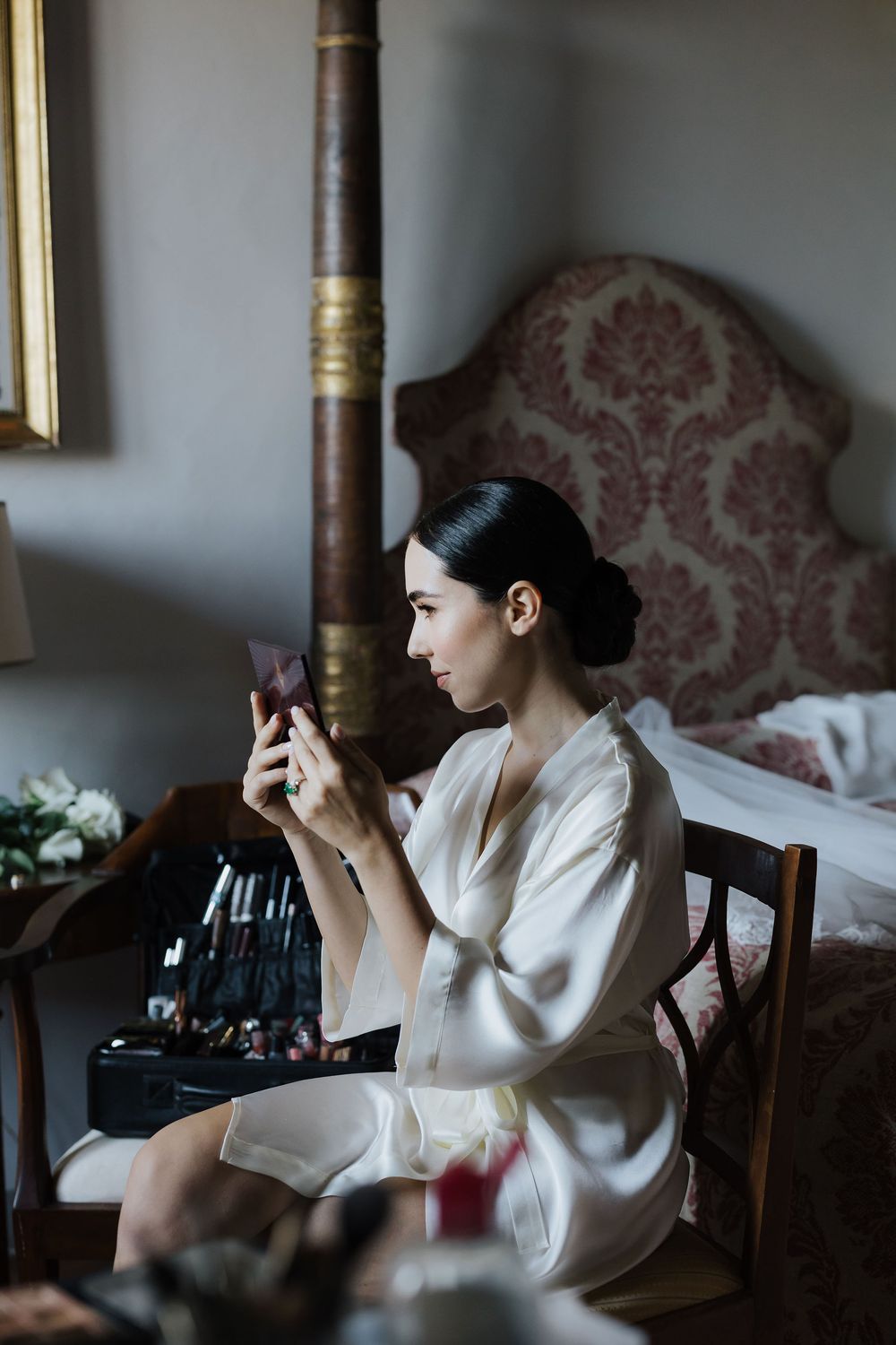 Timeless wedding atmosphere in Tuscany captured in an editorial style.