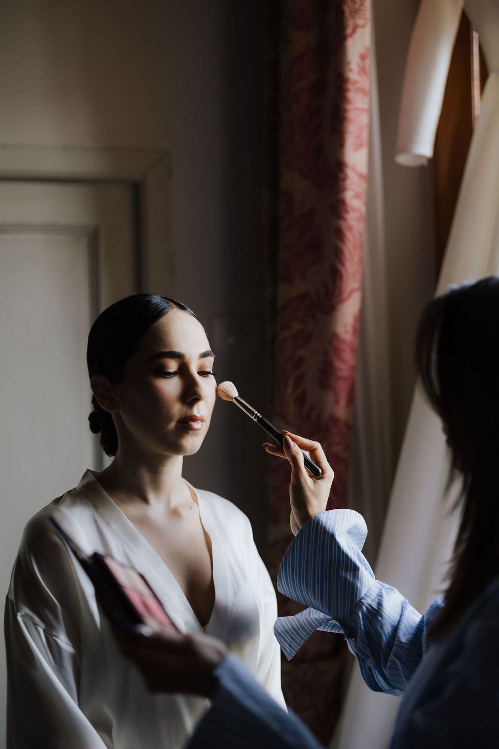 Timeless wedding atmosphere in Tuscany captured in an editorial style.