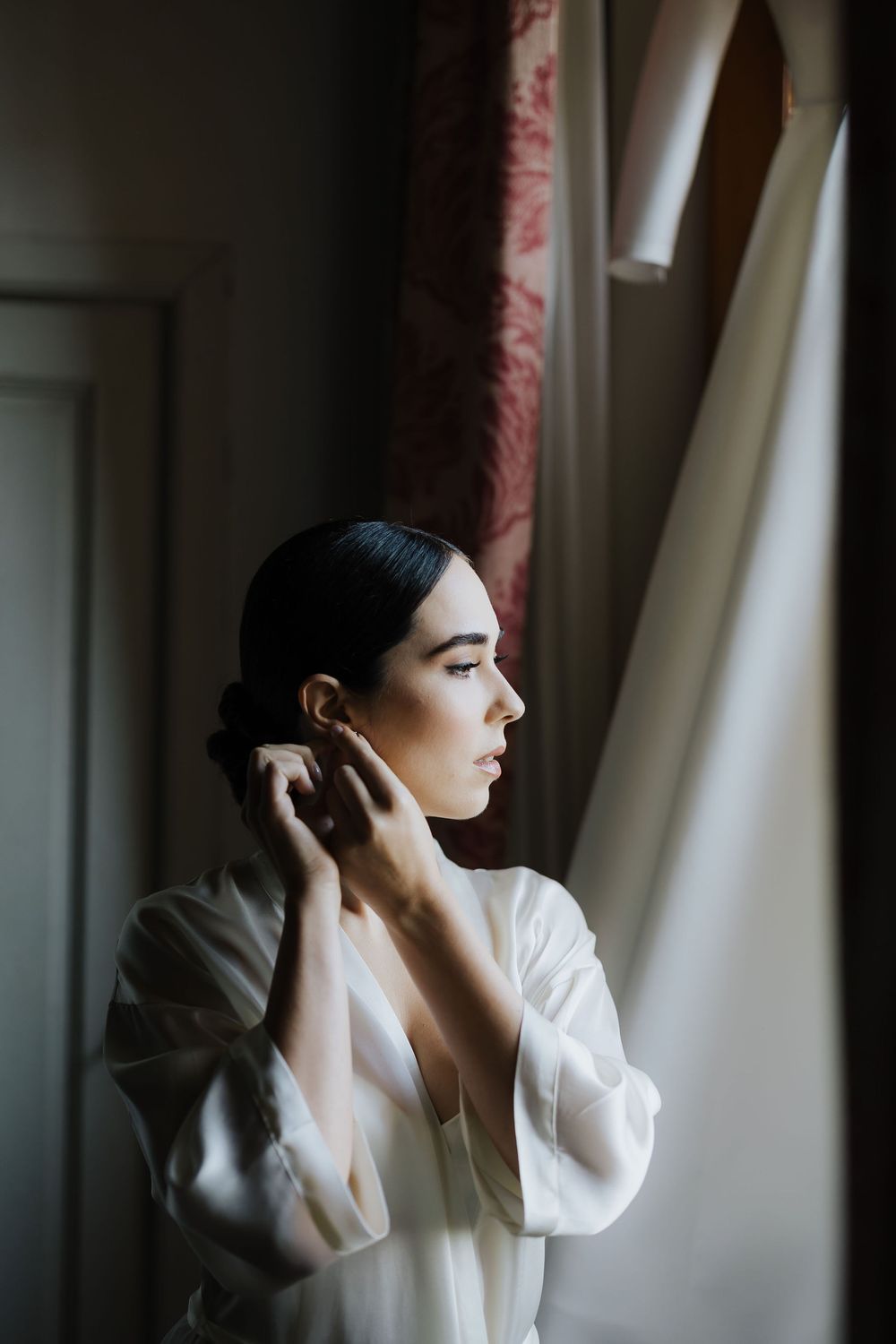 Timeless wedding atmosphere in Tuscany captured in an editorial style.