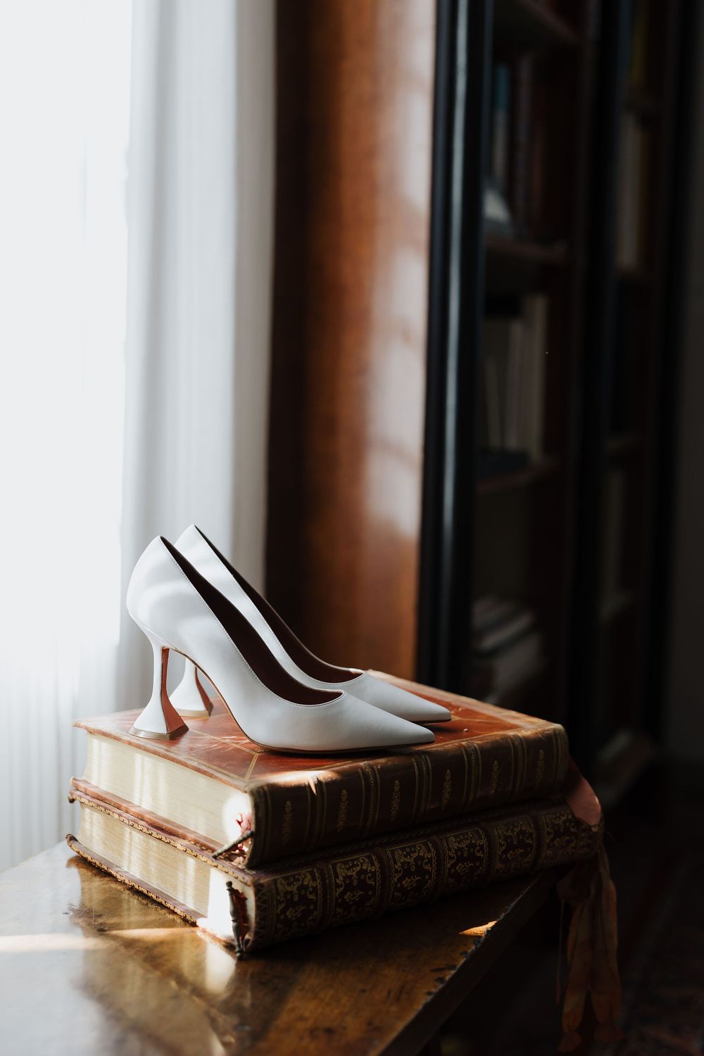 Timeless wedding atmosphere in Tuscany captured in an editorial style.