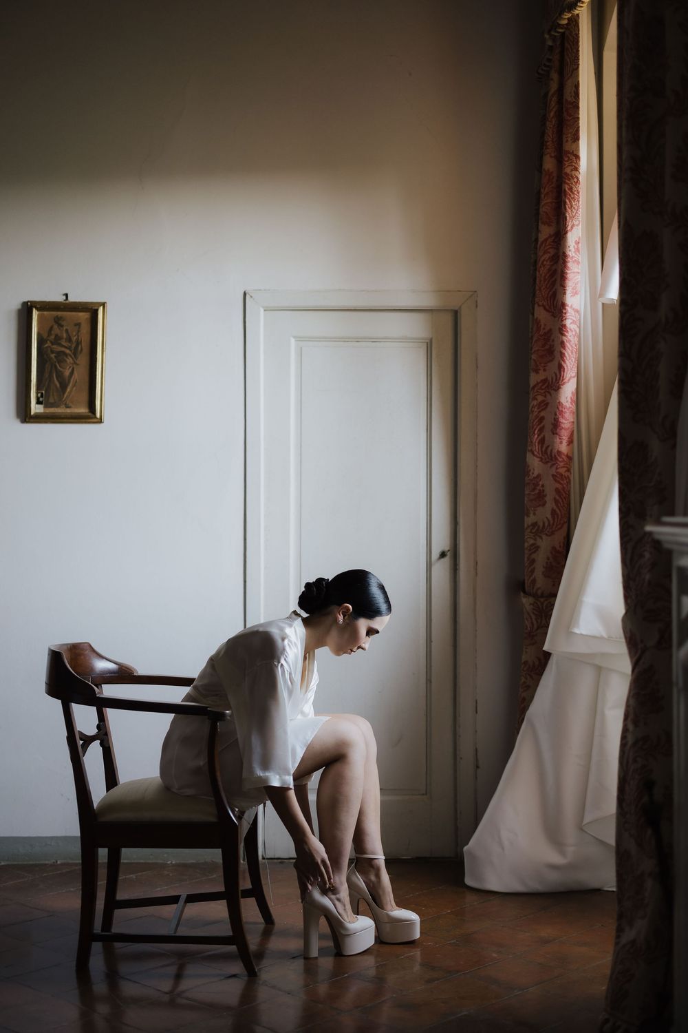 Timeless wedding atmosphere in Tuscany captured in an editorial style.
