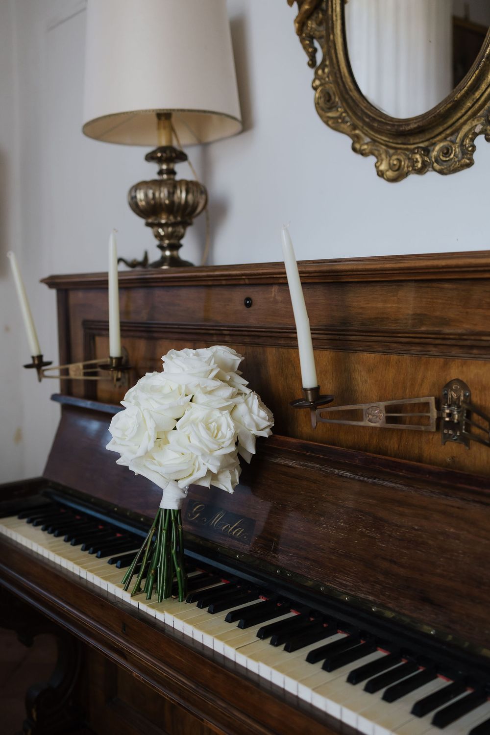 Timeless wedding atmosphere in Tuscany captured in an editorial style.