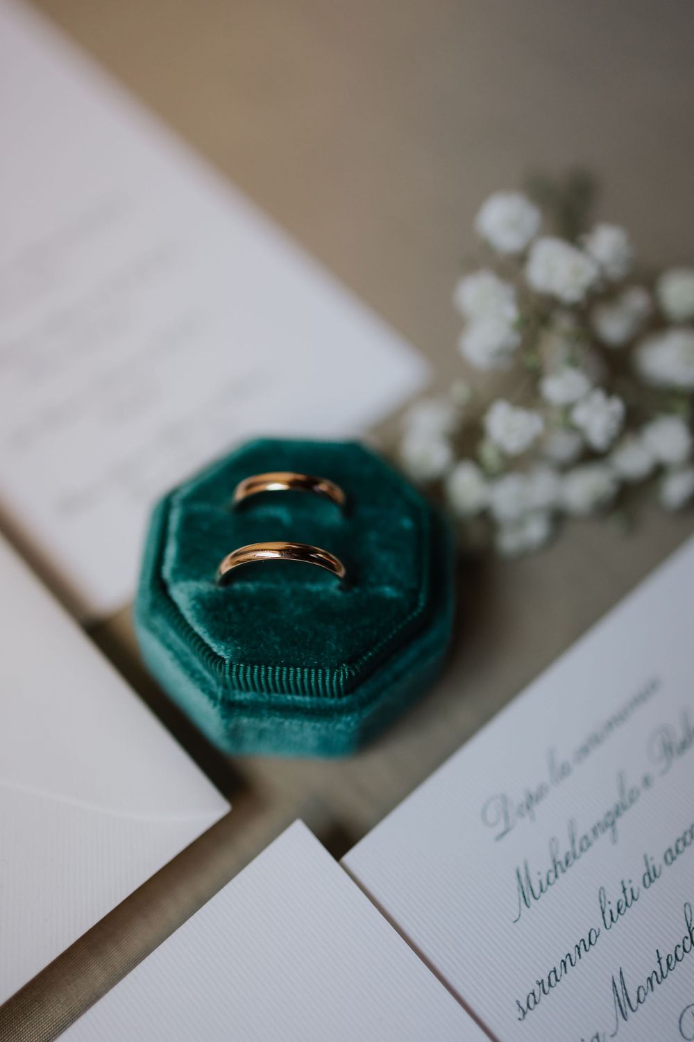 Timeless wedding atmosphere in Tuscany captured in an editorial style.