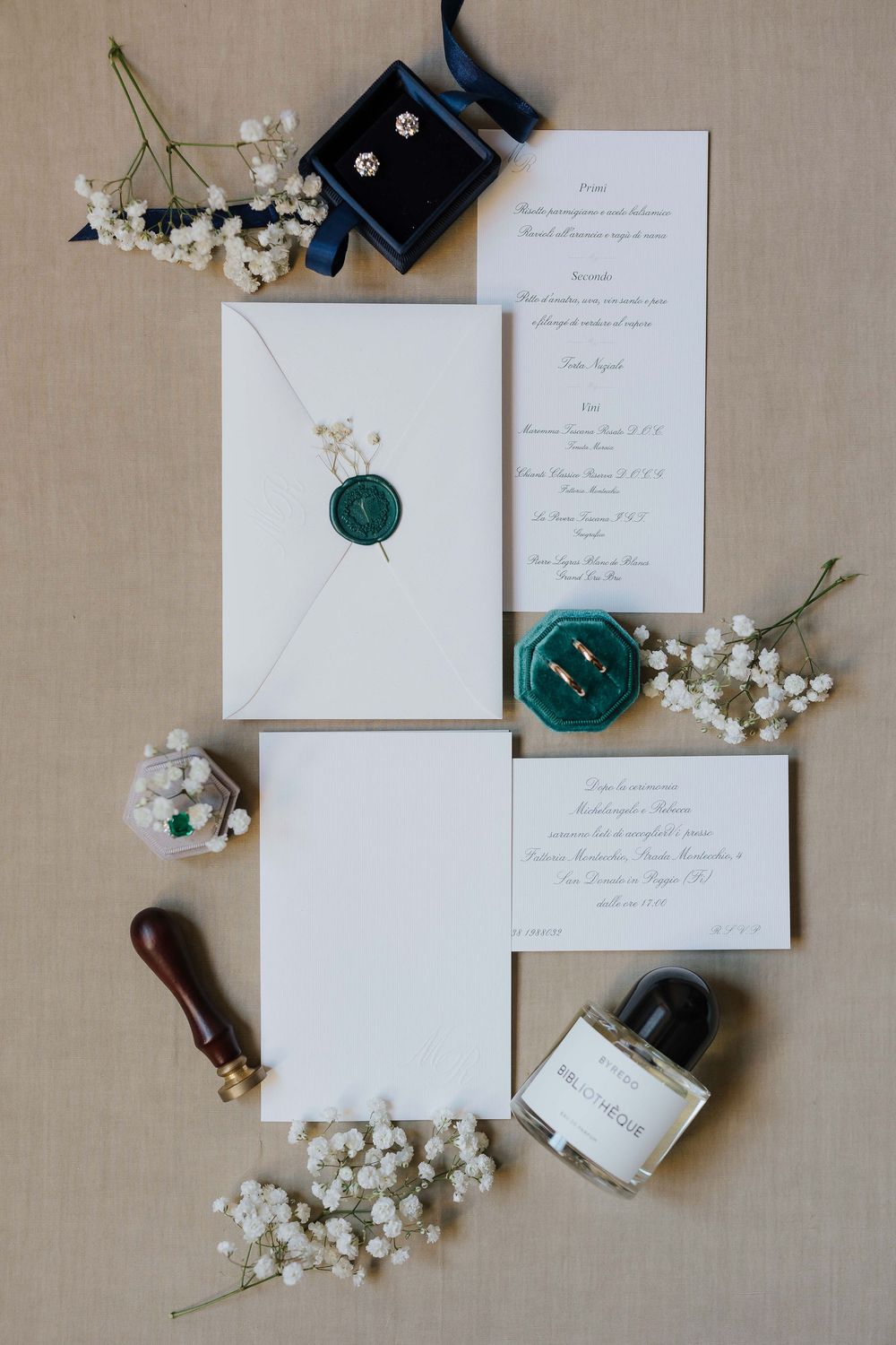 Timeless wedding atmosphere in Tuscany captured in an editorial style.