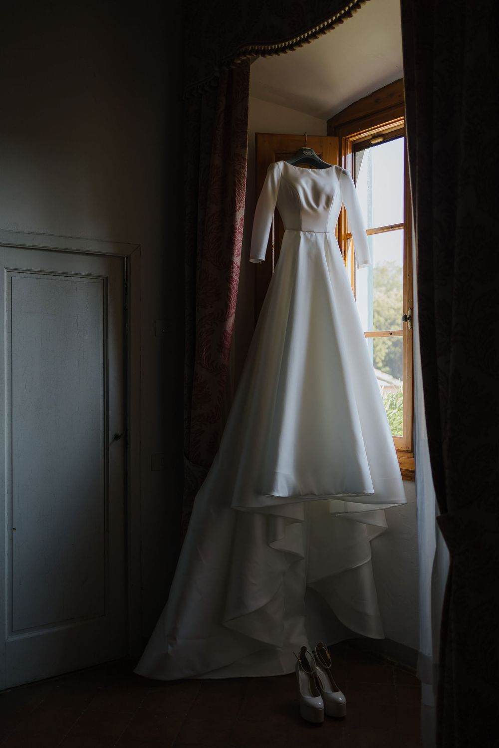 Timeless wedding atmosphere in Tuscany captured in an editorial style.