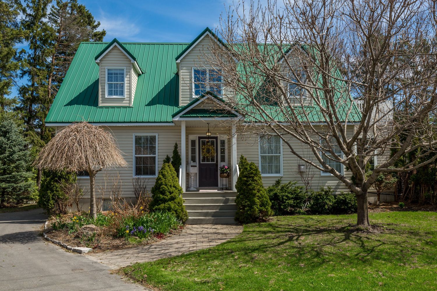 A photo of a detached home in Severn Ontario for a real estate listing in North Simcoe County photographed by Sarah Tennant