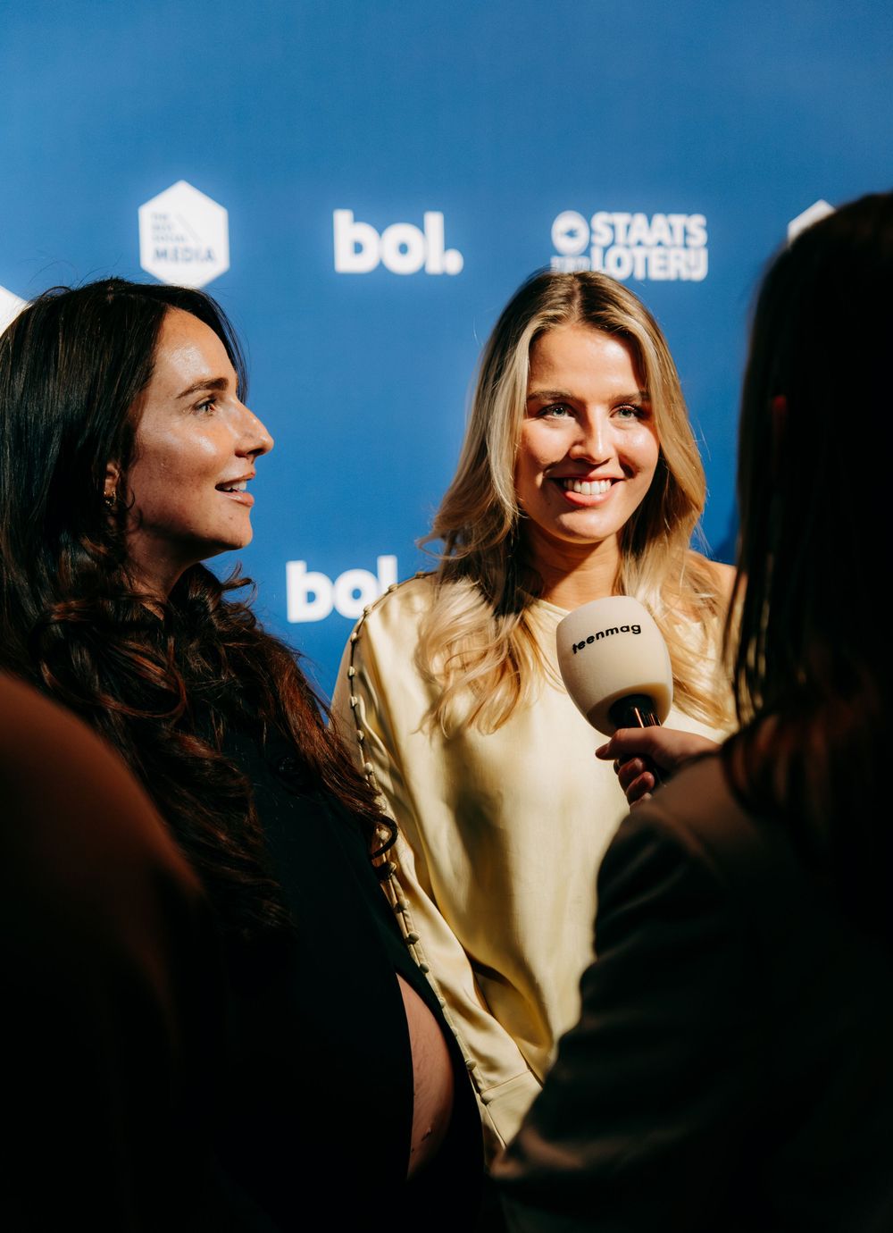 Two women smiling during interview with microphone at bol.com and Staatsloterij sponsored event.