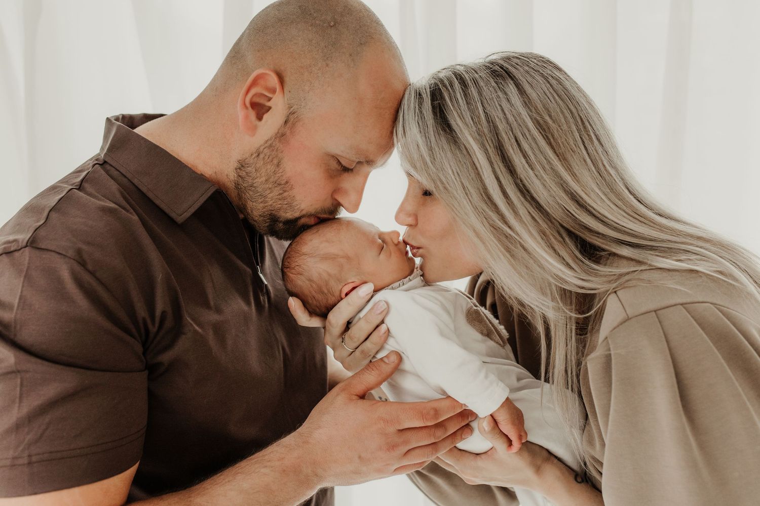 ouders met baby close-up tijdens warme newborn fotoshoot in studio