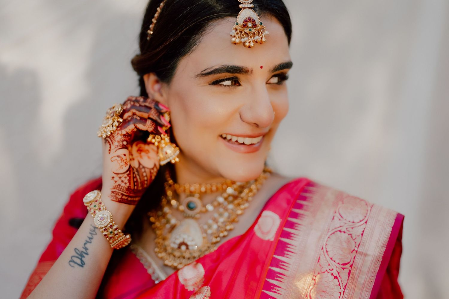 Maternity photoshoot in Dubai – South Asian woman in traditional pink sari
