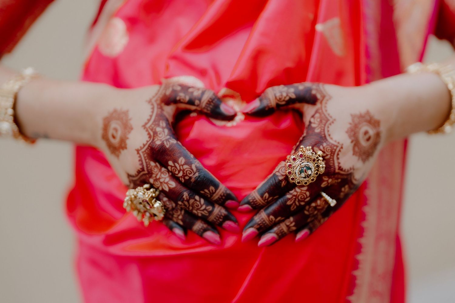 Maternity photoshoot in Dubai – close-up of henna hands forming heart shape