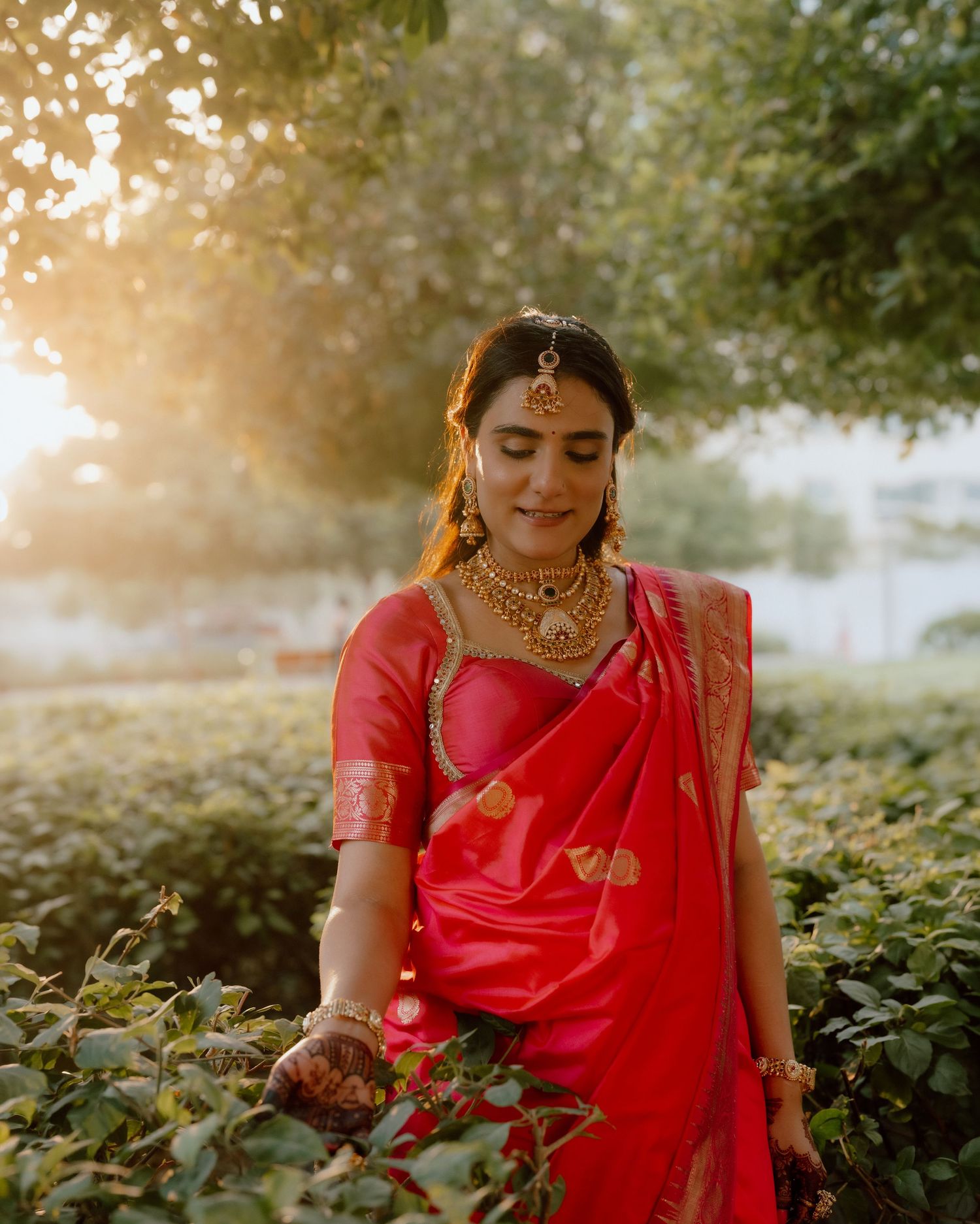 Maternity photoshoot in Dubai – South Asian woman in traditional pink sari outdoors