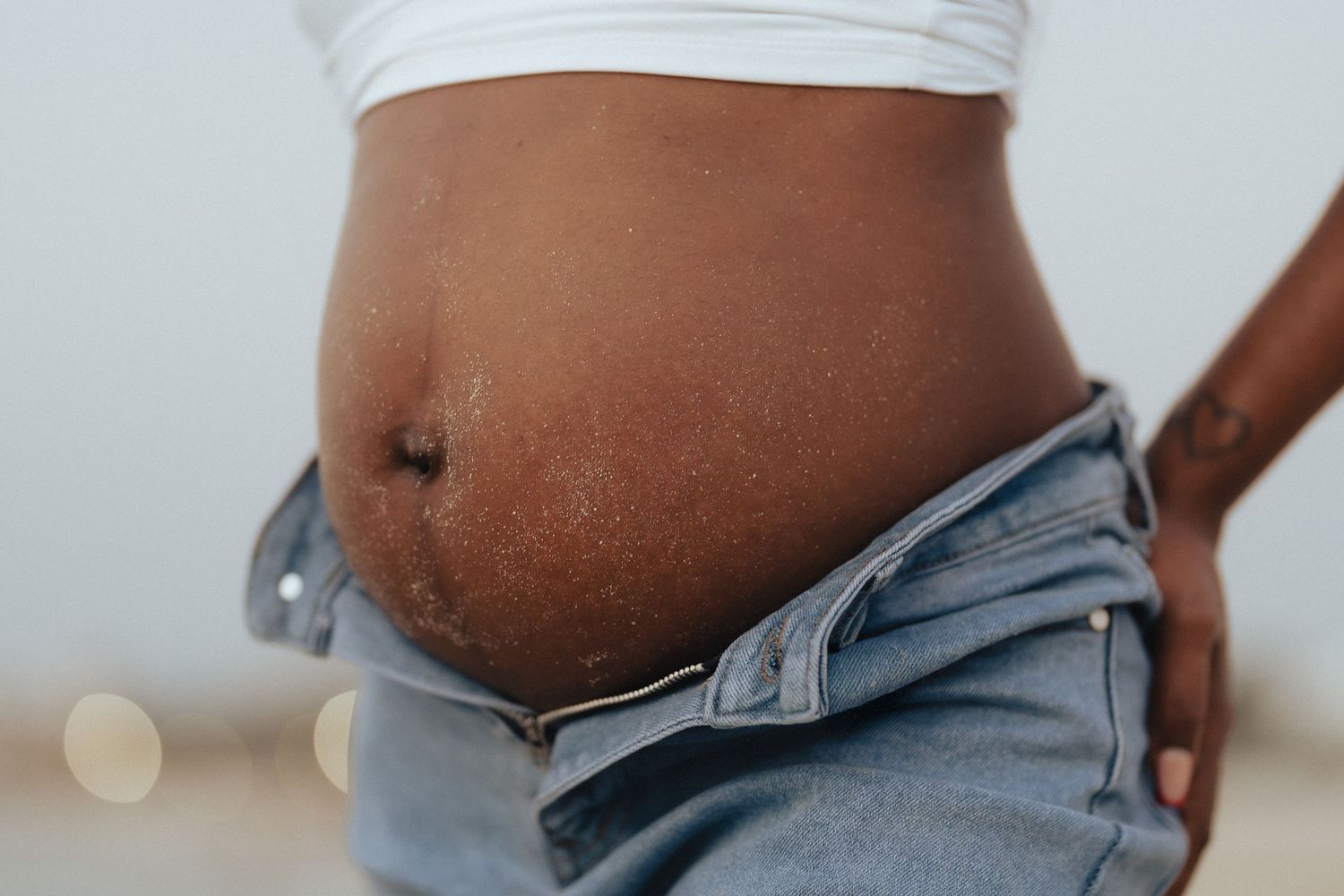 Maternity photoshoot in Dubai – close-up of baby bump