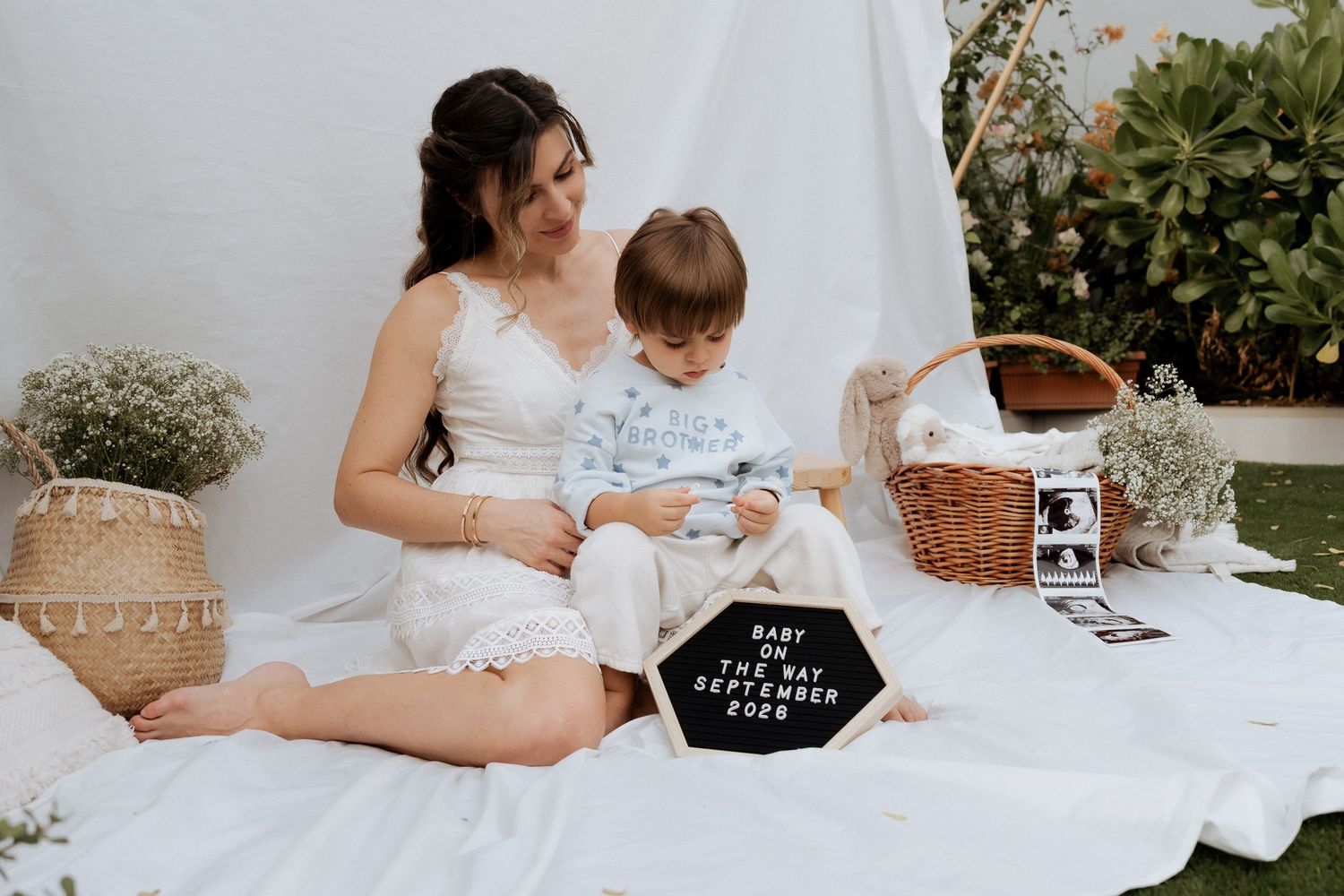 Mother and toddler bonding during maternity photoshoot Dubai with cozy picnic setup