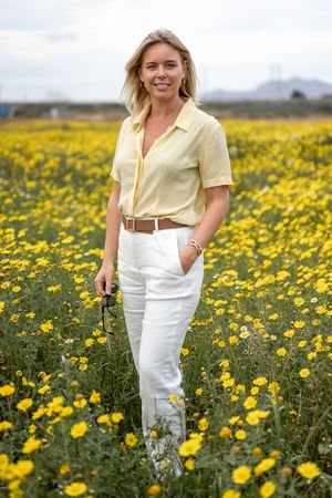 Företagsfoto av Fotograf Jessica Lindqvist - portätt av mäklaren Wessblad Homes i Spanien på ett fält av gula blommor.