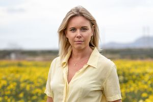 Företagsfoto av Fotograf Jessica Lindqvist - portätt av mäklaren Wessblad Homes i Spanien på ett fält av gula blommor.