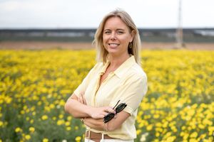 Företagsfoto av Fotograf Jessica Lindqvist - portätt av mäklaren Wessblad Homes i Spanien på ett fält av gula blommor.