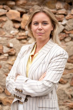 Företagsfoto av Fotograf Jessica Lindqvist - portätt av mäklaren Wessblad Homes i Spanien vid en fastighet.