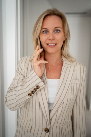 Företagsfoto av Fotograf Jessica Lindqvist - portätt av mäklaren Wessblad Homes i Spanien vid en fastighet.