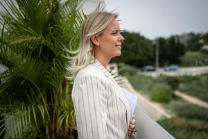 Företagsfoto av Fotograf Jessica Lindqvist - portätt av mäklaren Wessblad Homes i Spanien vid en fastighet.