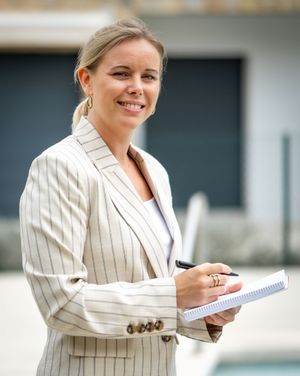 Företagsfoto av Fotograf Jessica Lindqvist - portätt av mäklaren Wessblad Homes i Spanien vid en fastighet.