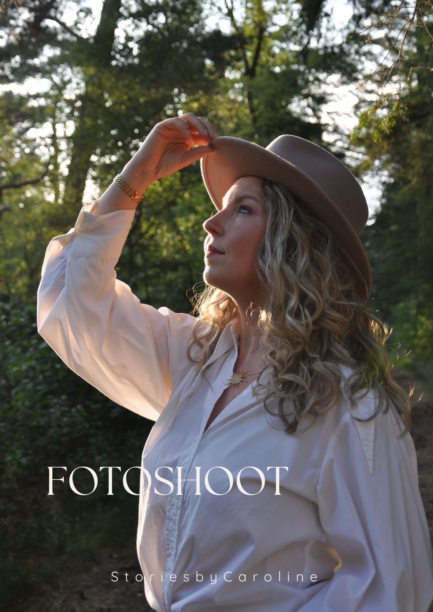 Blonde woman in white shirt and brown hat posing in forest during a golden hour fotoshoot.