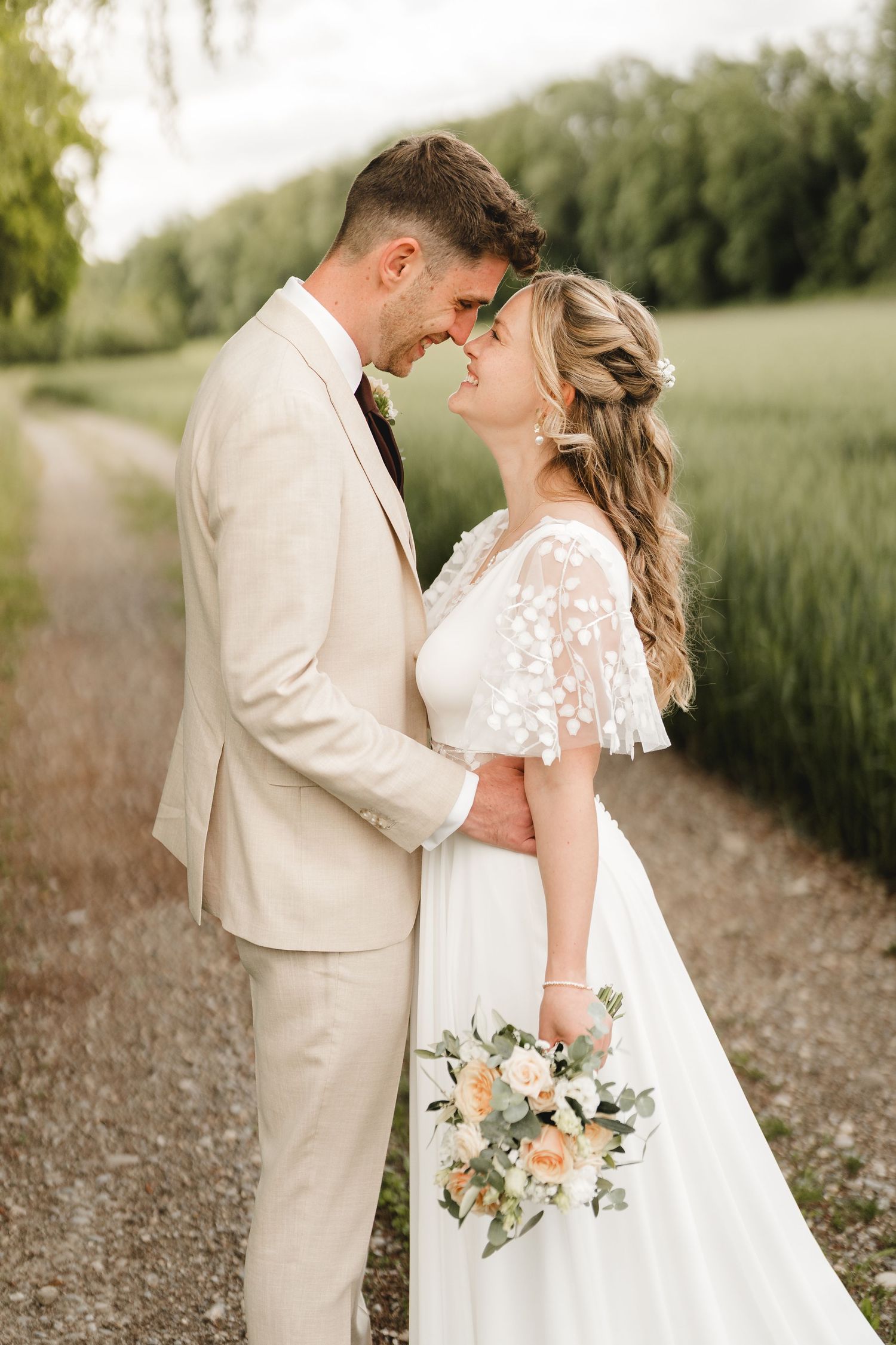 Brautpaar auf einen Feldweg bei Äpfingen in der Gemeinde Maselheim - Hochzeitsfotografie Ramona Maier