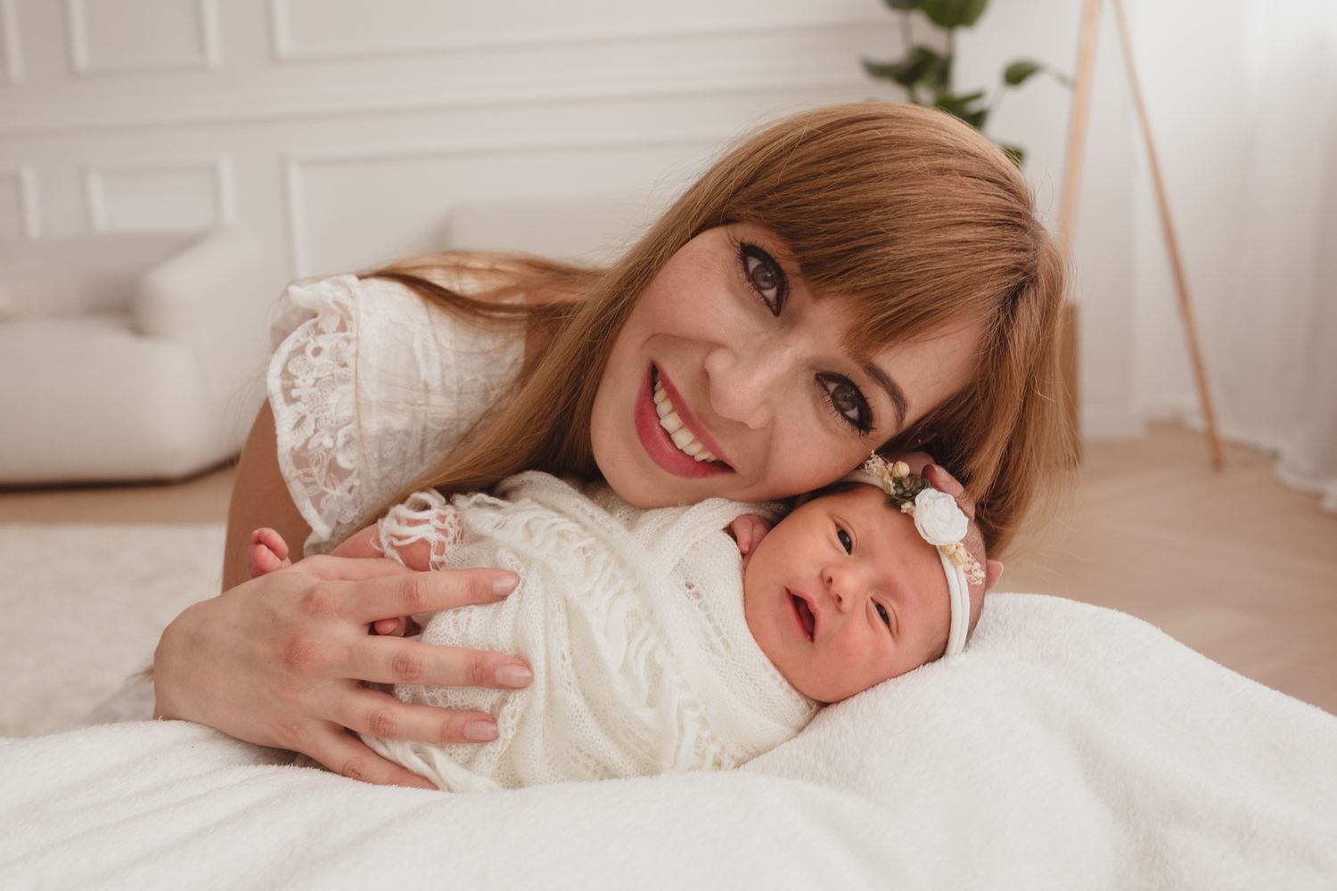 newborn fotenie bábätka do 14 dní v ateliéri Bratislava. Bezpečné polohovanie a 10 rokov praxe, fotografka Domi Bobák. Mama a dcera