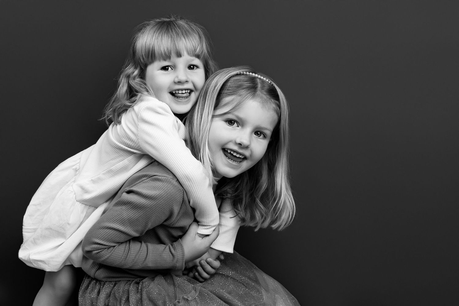 søstre er glade i fotostudiet hos fotograf nær aarhus jane søndberg