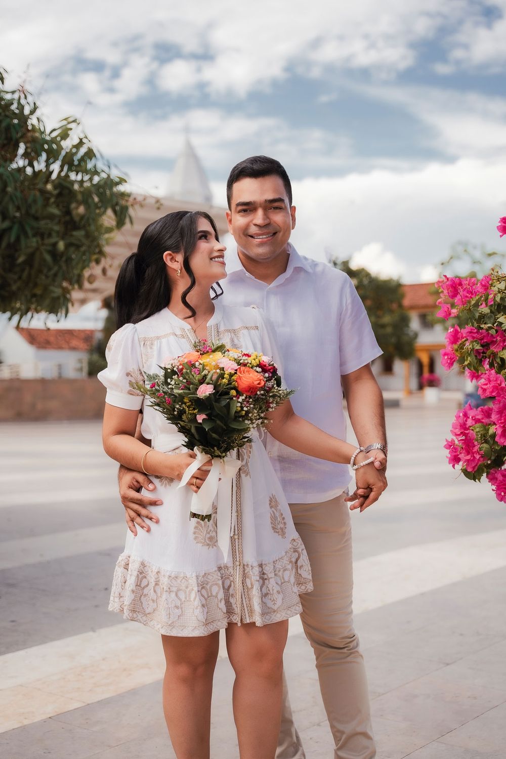 Sesión de fotografías preboda con estética editorial bajo los arcos coloniales de la Plaza Alfonso López en Valledupar.