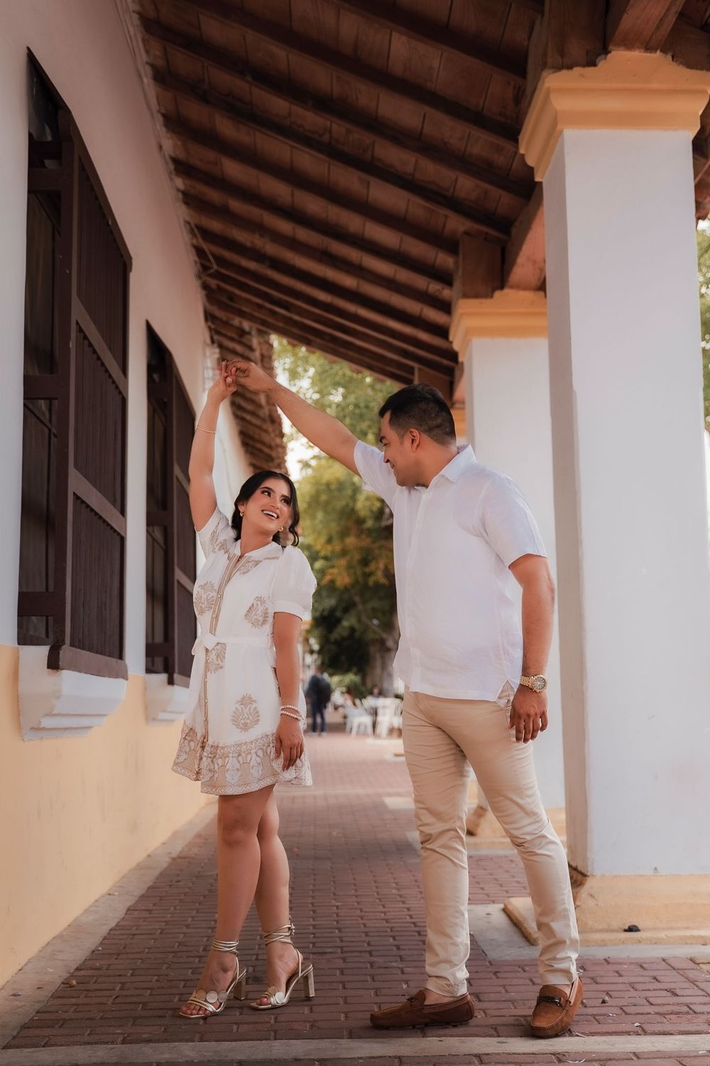 Retrato urbano de pareja con iluminación de sombras duras y estética de lujo silencioso antes de su boda.
